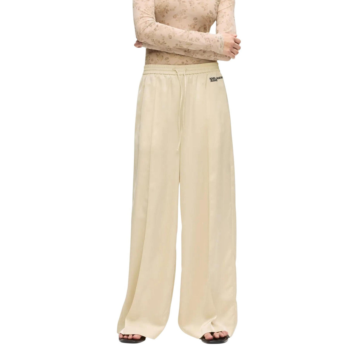 Pantaloni Palazzo Raso; 100% Poliestere. Vita elastica, cuciture pintuck, silhouette fluida. Pantalone donna elegante, luminoso e confortevole per eventi e tempo libero. Vista frontale