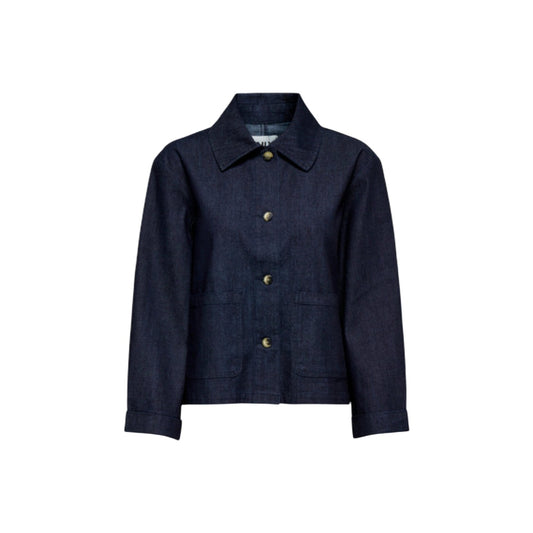 Giacca Only Onlashby in denim stretch, colore blu denim, chiusura a bottoni e ampie tasche frontali; vestibilità regolare e tessuto morbido leggermente elasticizzato. Vista frontale stesa