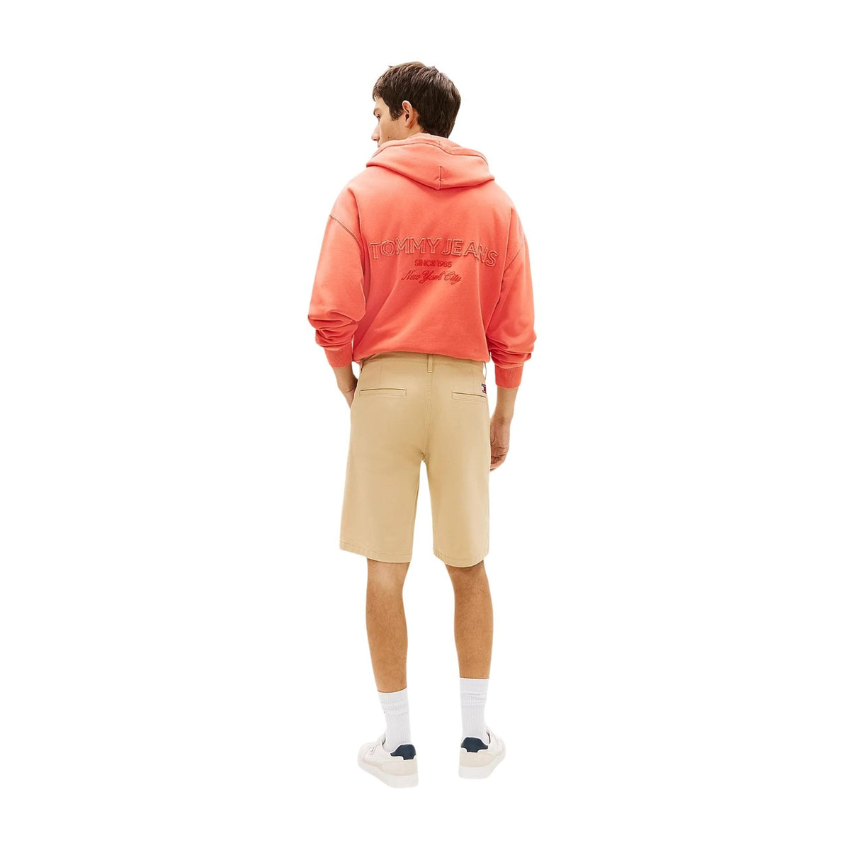 Tommy Jeans Chino Shorts; twill di cotone stretch, slim fit, tasche a filetto, logo ricamato. Il must-have raffinato per la tua estate. Colore beige. Vista posteriore figura intera