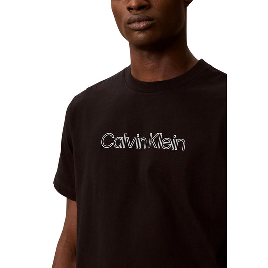 T-shirt Calvin Klein Jeans uomo nera modello LV04LG812G. Maglietta nera a maniche corte in cotone con vestibilità comoda e stampa logo gommata in rilievo sul petto, t-shirt sportiva girocollo stile streetwear.