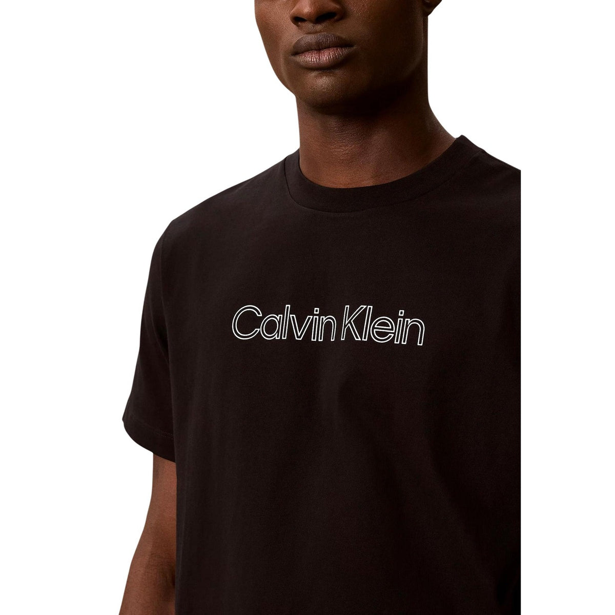 T-shirt Calvin Klein Jeans uomo nera modello LV04LG812G. Maglietta nera a maniche corte in cotone con vestibilità comoda e stampa logo gommata in rilievo sul petto, t-shirt sportiva girocollo stile streetwear.
