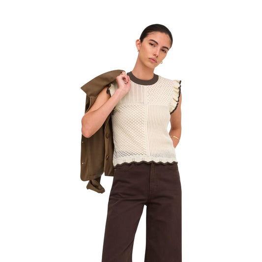 T-shirt maglia beige JDY Jacqueline De Yong 15359375. Top estivo in cotone lavorato a maglia piatta con motivo geometrico beige, girocollo e dettagli volant sulle maniche, maglietta donna casual chic primavera estate.