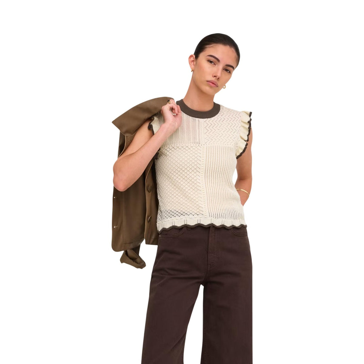 T-shirt maglia beige JDY Jacqueline De Yong 15359375. Top estivo in cotone lavorato a maglia piatta con motivo geometrico beige, girocollo e dettagli volant sulle maniche, maglietta donna casual chic primavera estate.