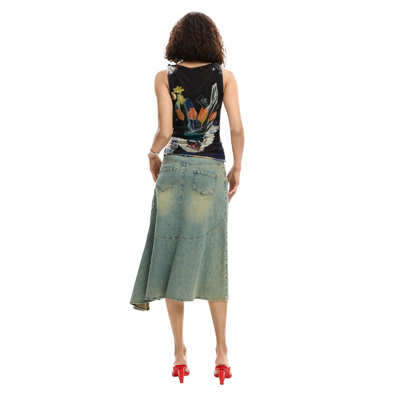 Canotta senza maniche in tessuto di tulle con fodera interna e con stampa in stile collage di fiori e motivi Desigual. Scollo a barca. Collezione 2026 indossata da modella vista posteriore