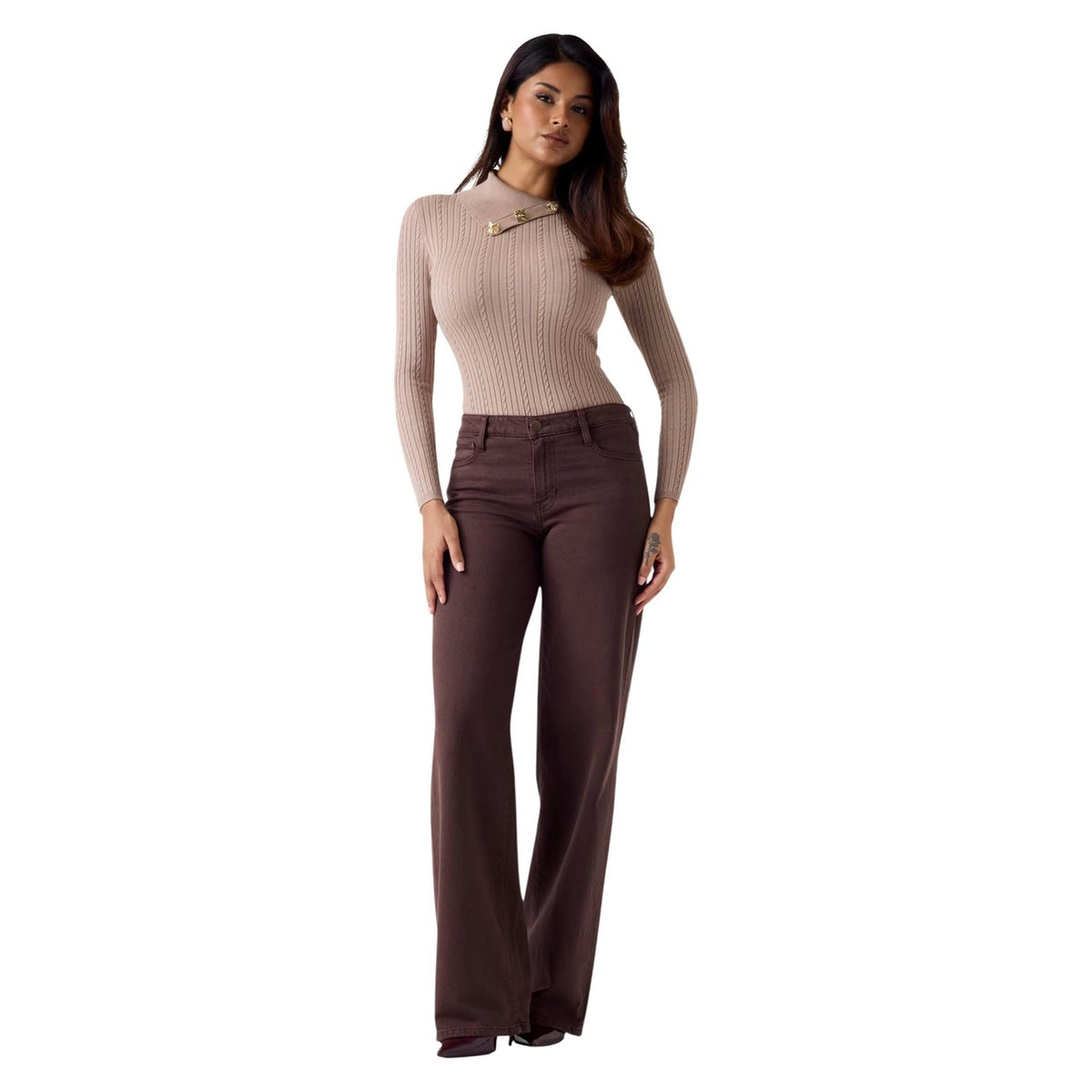 Jeans Guess Sexy Palazzo; Denim Stretch con TENCEL™ Modal. Wide Leg, vita bassa, 5 tasche. Jeans donna ecosostenibili dalla morbidezza superiore e vestibilità fluida. Colore marrone vista frontale figura intera