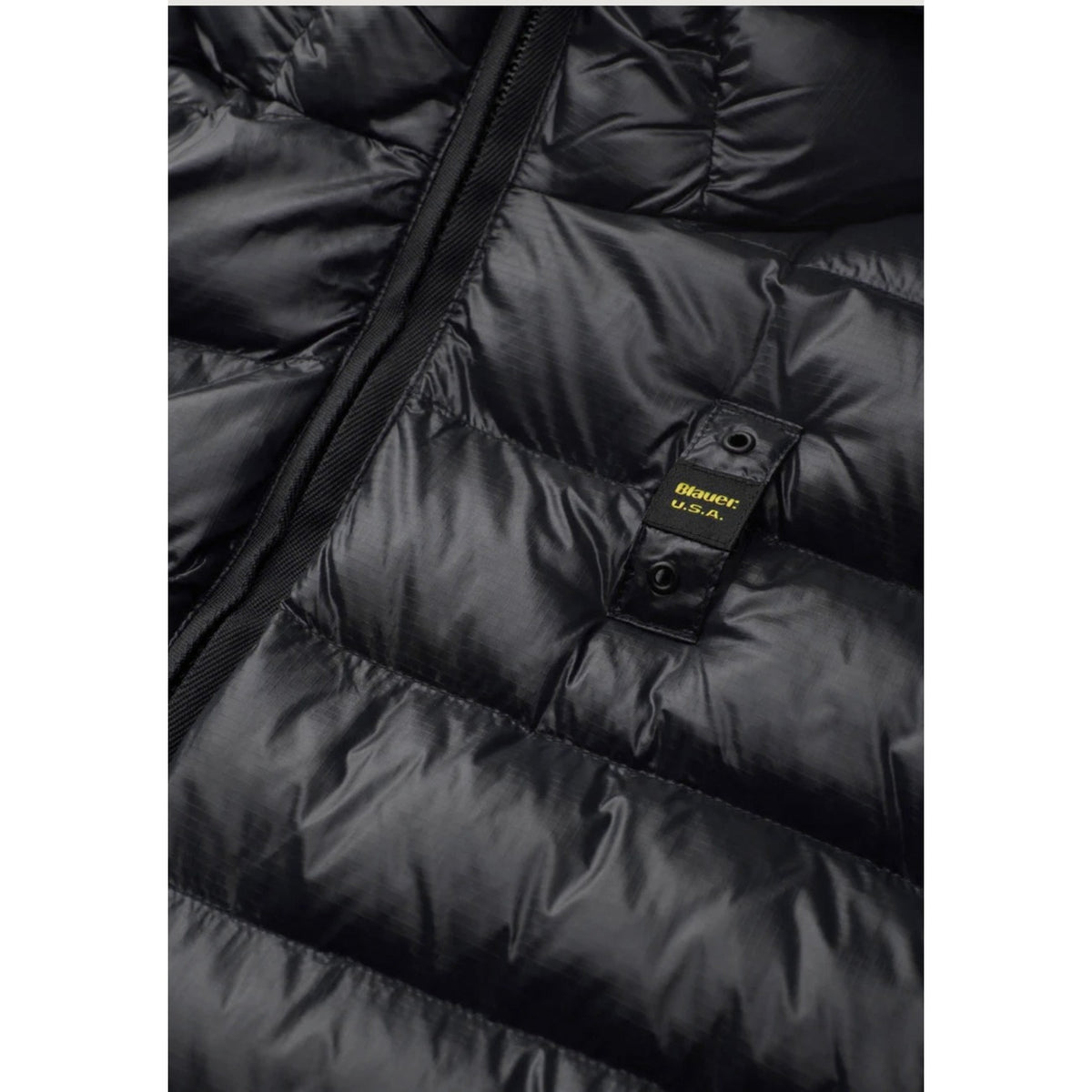 Piumino uomo Blauer nero Adams 26WBLUC02054. Giubbotto corto da uomo nero trapuntato con cappuccio fisso, chiusura zip, tasche laterali e logo Blauer su petto e manica, giacca invernale calda e casual.