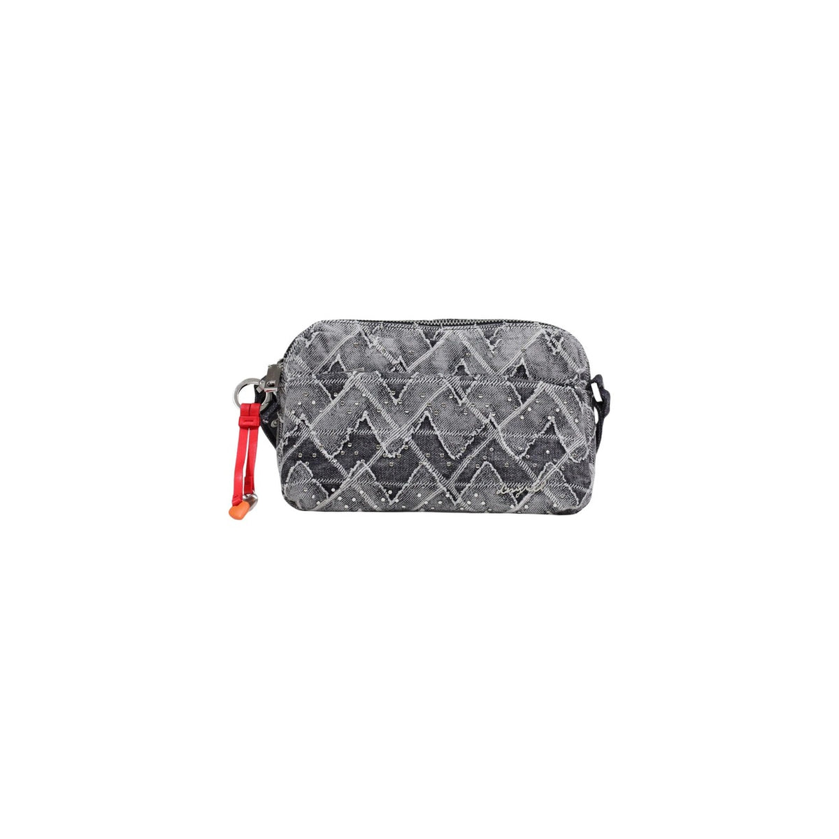 Borsa piccola in tessuto denim con chiusura a cerniera e design con motivi traforati. Tracolla regolabile e dettagli a contrasto, inclusa una decorativa fascia rossa pendente. Vista frontale