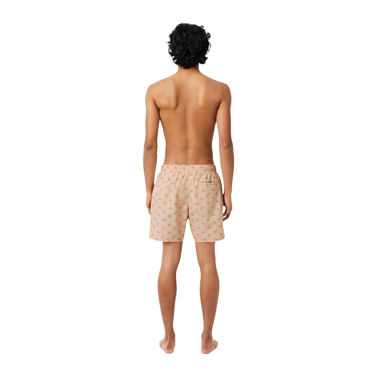Costume Boxer Lacoste Rosa; Stampa Coccodrillo. 100% Poliestere riciclato, slip interno in mesh, vita regolabile. Tre tasche totali. Lunghezza 42 cm. Look estivo audace e sostenibile. Vista posteriore