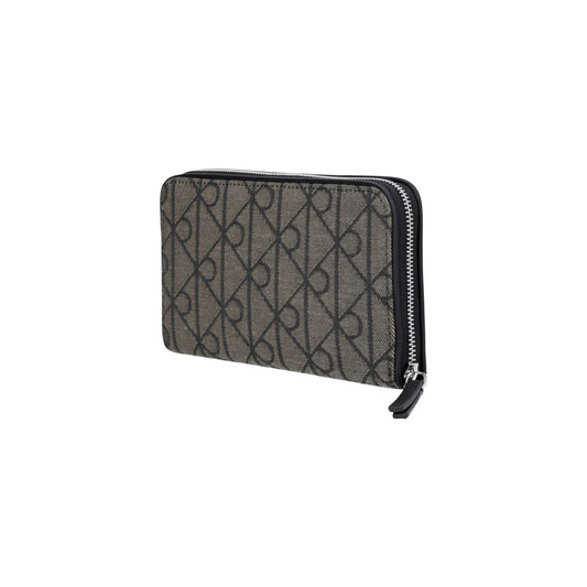 Portafoglio Porta Passaporto Donna Calvin Klein; Nero. Esterno in twill jacquard, interni in similpelle, chiusura con zip-around e blocco RFID antifrode. Scomparti interni per tessere, monete e biglietti aerei. Dimensioni: 19x11 cm. Posteriore