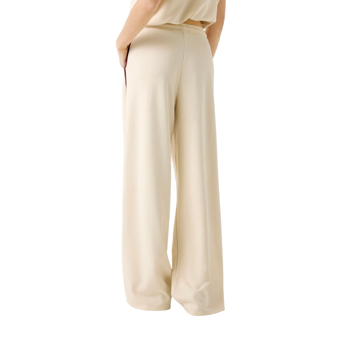 Guess Jasmine Wide Leg Pant; tessuto tecnico stretch (Modal/Lyocell), vita regolabile con coulisse, gamba larga. Comfort premium e stile active-chic. Vista posteriore