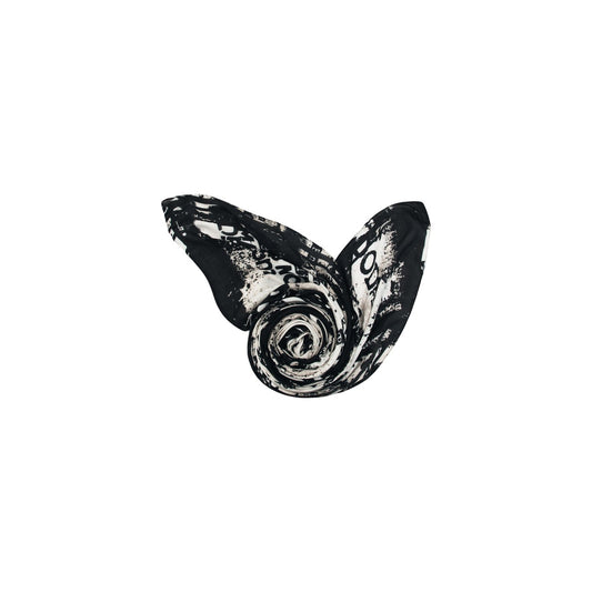 Sciarpa Desigual donna bianca beige FOU_LETTERING. Foulard lungo leggero ed ecologico in viscosa con grafica scritte e lettere nero e grigio su fondo panna, bordi rifiniti, accessorio donna autunno inverno.