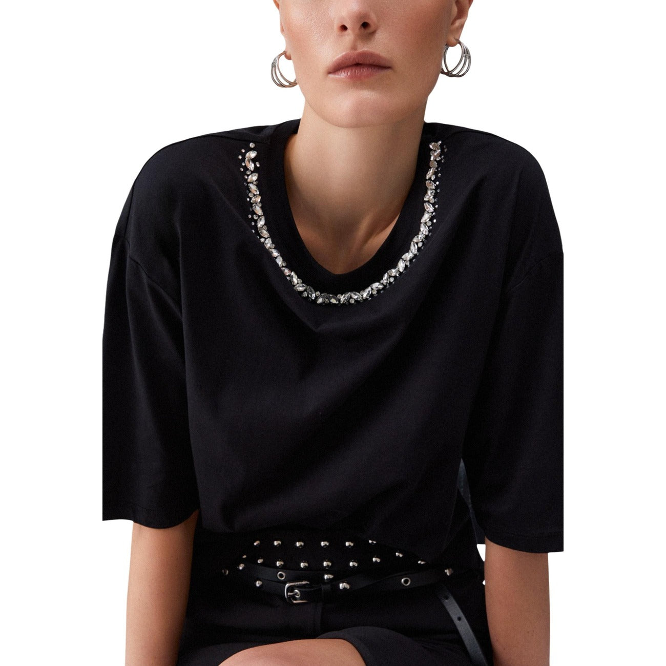 T-shirt Liu Jo donna nera con applicazioni - dettaglio frontale primo piano scollo