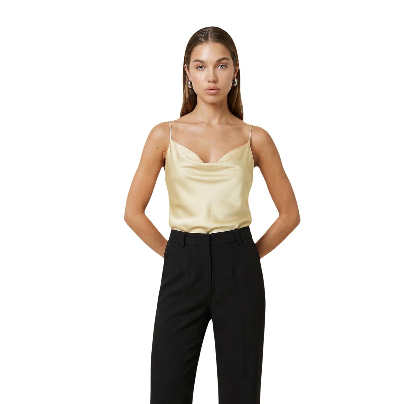 Top Artigli ACTP004367; 100% Poliestere Satin. Spalline sottili, scollo morbido, finitura lucida. Canotta donna elegante, anti-piega e luminosa per la PE26. Colore giallo chiaro vista frontale