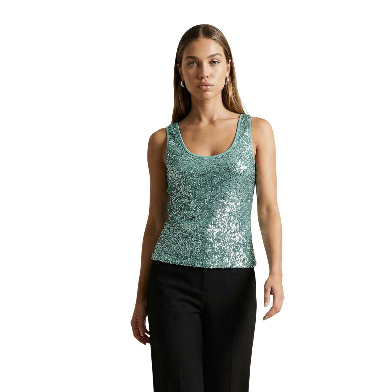 Canotta Artigli ACCN005082; Paillettes all-over. Vestibilità slim, girocollo ampio, poliestere premium. Top donna elegante, luminoso e rifinito per party ed eventi. Colore verde menta. Vista frontale