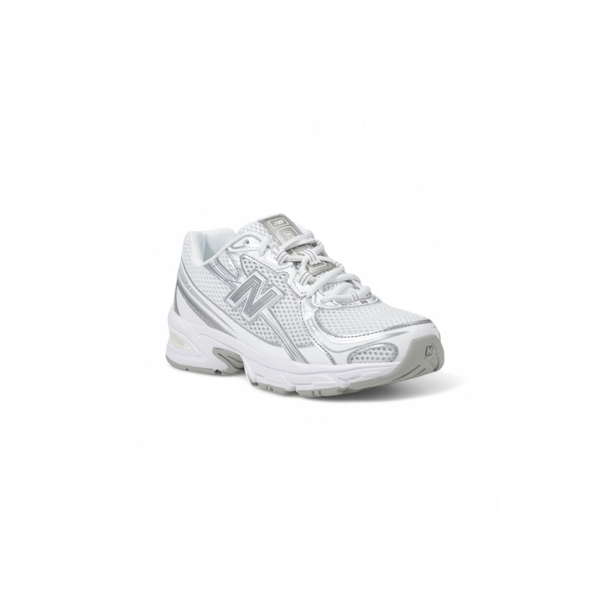 sneaker New Balance 740 nel colore bianco e argento. Questa scarpa unisce elementi retrò e modernità, con una silhouette dinamica ispirata al running degli anni 2000 Vista frontale