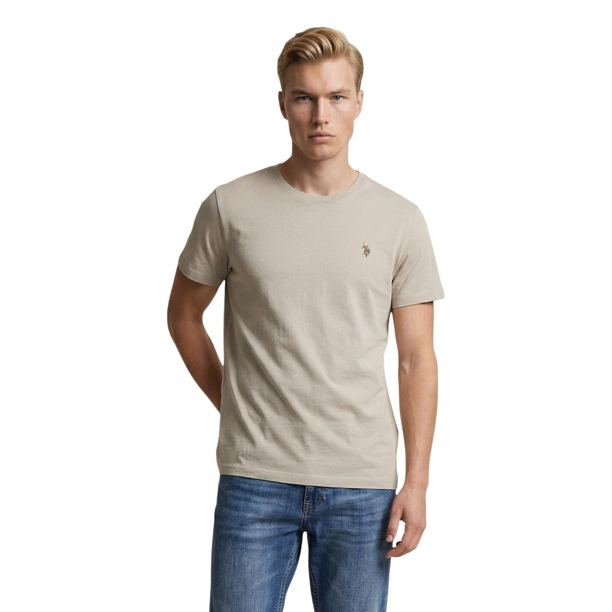 T-shirt U.S. Polo Assn. Mick-Basic; 100% cotone. Girocollo, maniche corte, logo ricamato. Maglia maschile naturale, traspirante e resistente. Colore beige