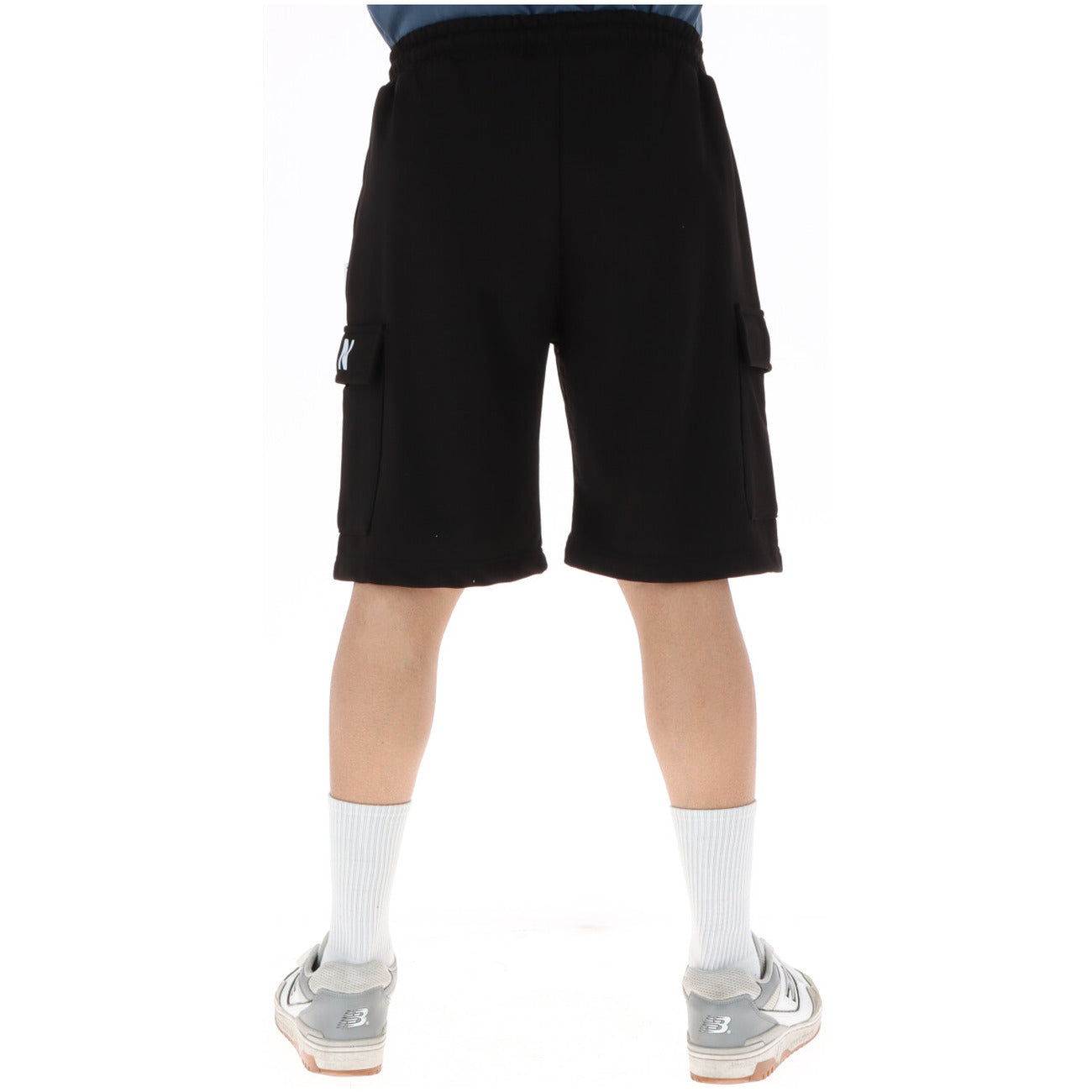 Bermuda ICON Cargo; 87% Cotone, 13% Poliestere. Nero, tasche laterali a soffietto, vita con coulisse, logo stampato. Short uomo streetwear confortevoli e resistenti, Made in Italy. Vista posteriore