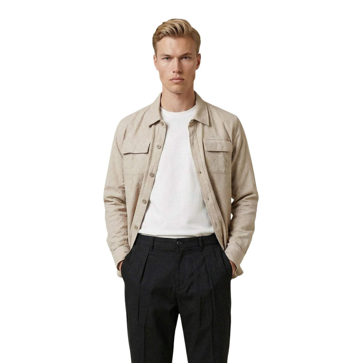 Overshirt Gianni Lupo GL1013TB; 92% viscosa, 8% poliestere. Doppie tasche con pattina, bottoni frontali, tessuto fluido. Camicia-giacca leggera, traspirante e versatile. Colore beige
