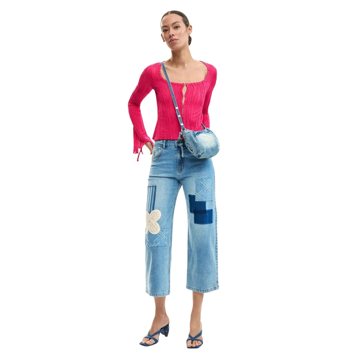 Jeans Culotte Patchwork SS26; tecnica multi-tessuto, vestibilità ampia, tasche multiple. Il jeans iconico e vibrante per uno stile distintivo. Figura intera vista frontale