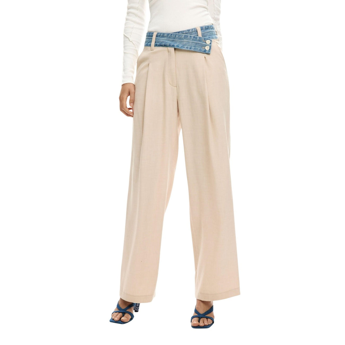 Pantaloni Desigual donna beige con zip e bottone tasche anteriori e posteriori 49% viscosa 46% poliestere 5% elastan - vista frontale indossata da modello figura intera