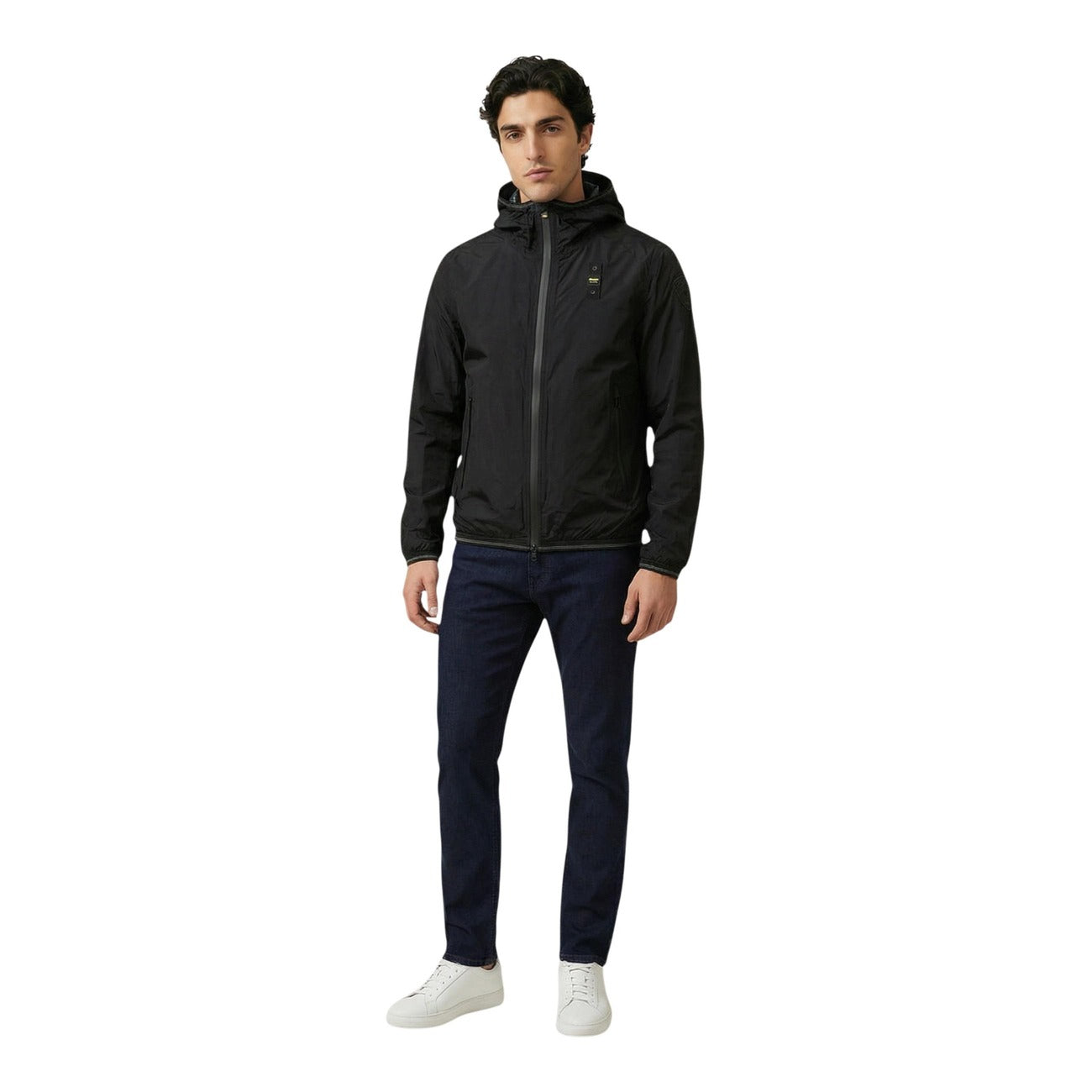 Giacca Blauer uomo nera con cerniera scollo alto cappuccio tasche anteriori - vista frontale indossata da modello