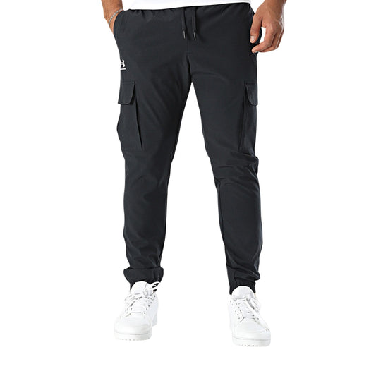 Under Armour Vibe Woven Cargo; pantalone nero tecnico multitasche in poliestere stretch, fondo con elastico e massima libertà di movimento per lo sport e il tempo libero. Vista frontale