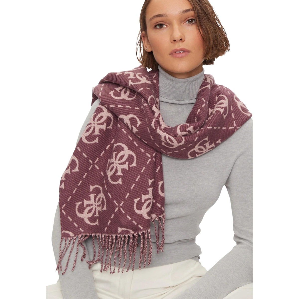 Sciarpa Guess donna logo all over AW5217 VIS03. Stola invernale bicolore in maglia morbida con loghi Guess, estremità con frange e misure 94x100 cm, collezione autunno inverno.
