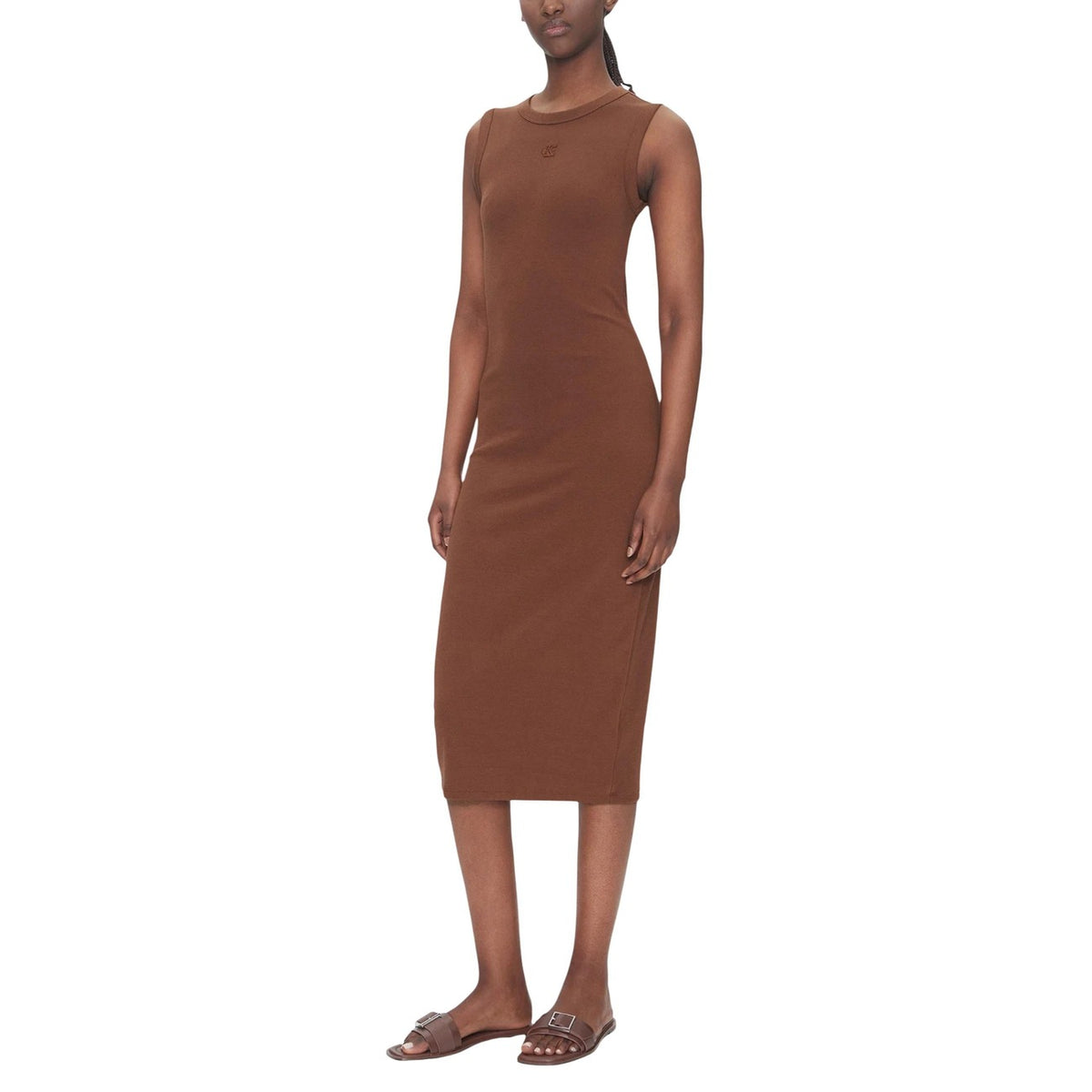 Abito marrone lungo Calvin Klein Jeans Contour, 93% cotone e 7% elastane; modello smanicato a costine con silhouette aderente e logo discreto ricamato. Vista frontale Infossata da modella