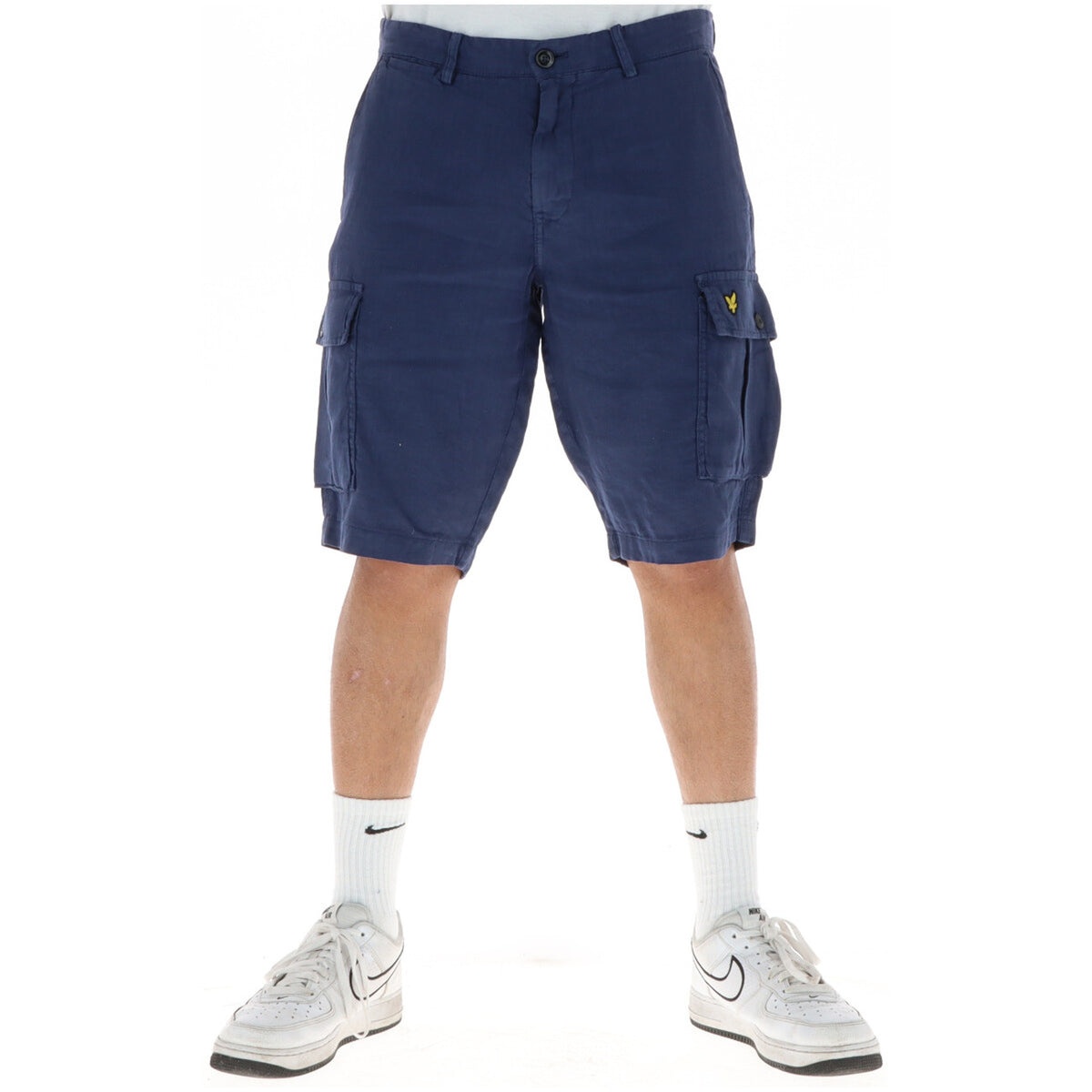 Bermuda Cargo Lyle & Scott 100% Lino; Tasconi laterali, chiusura zip e bottone, logo Golden Eagle. Tessuto naturale traspirante, vestibilità regular. Blu