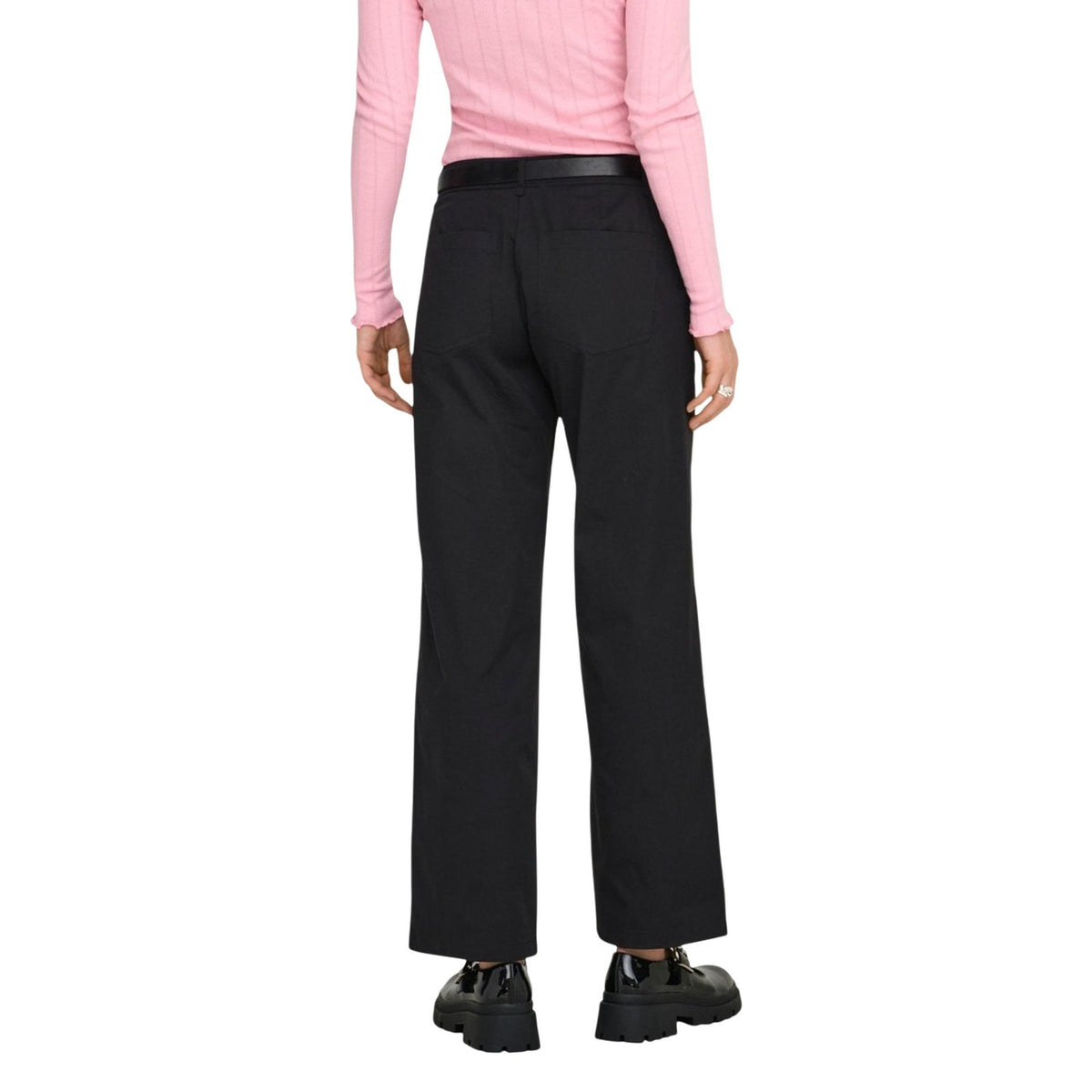 Pantaloni neri bootcut Only Onltanny, tessuto chino elasticizzato con cintura a fibbia; taglio ampio e svasato sul fondo, perfetti per valorizzare la silhouette in ogni occasione. Vista posteriore