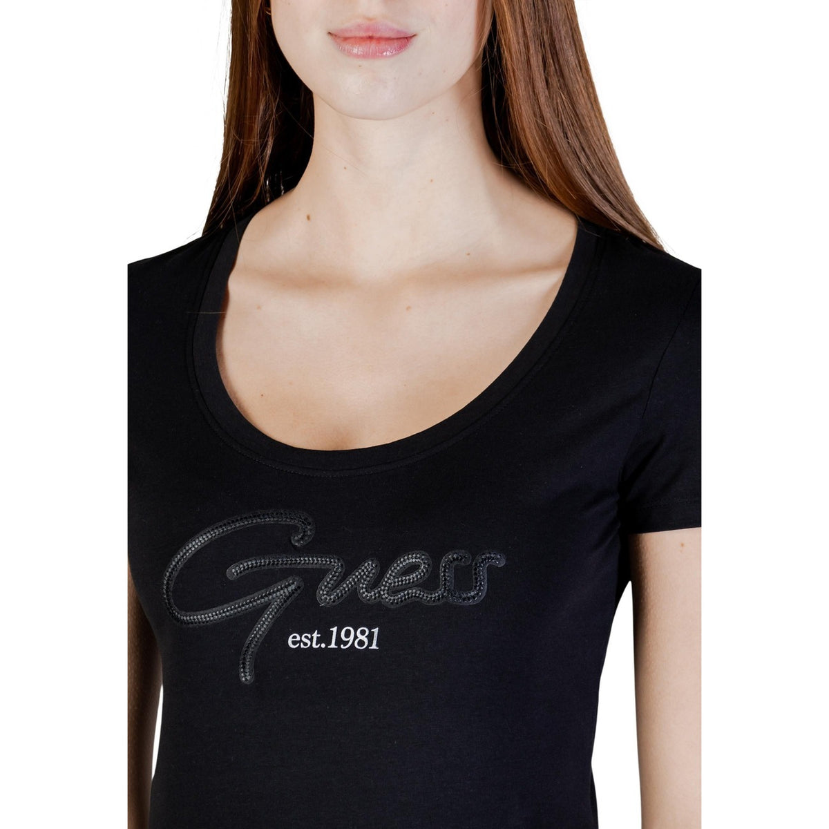 Dettaglio t-shirt Guess SS CN GUESS SCRIPT TEE donna nera con logo stampato e scollo tondo
