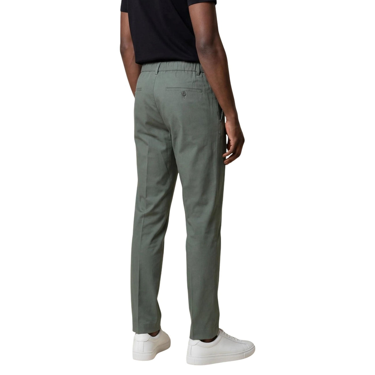 Pantaloni Regular Fit Luis; 60% Lyocell, 40% cotone. Comfort superiore, tessuto fluido e resistente. Il basic essenziale per il guardaroba maschile moderno. Colore verde. Vista posteriore indossato