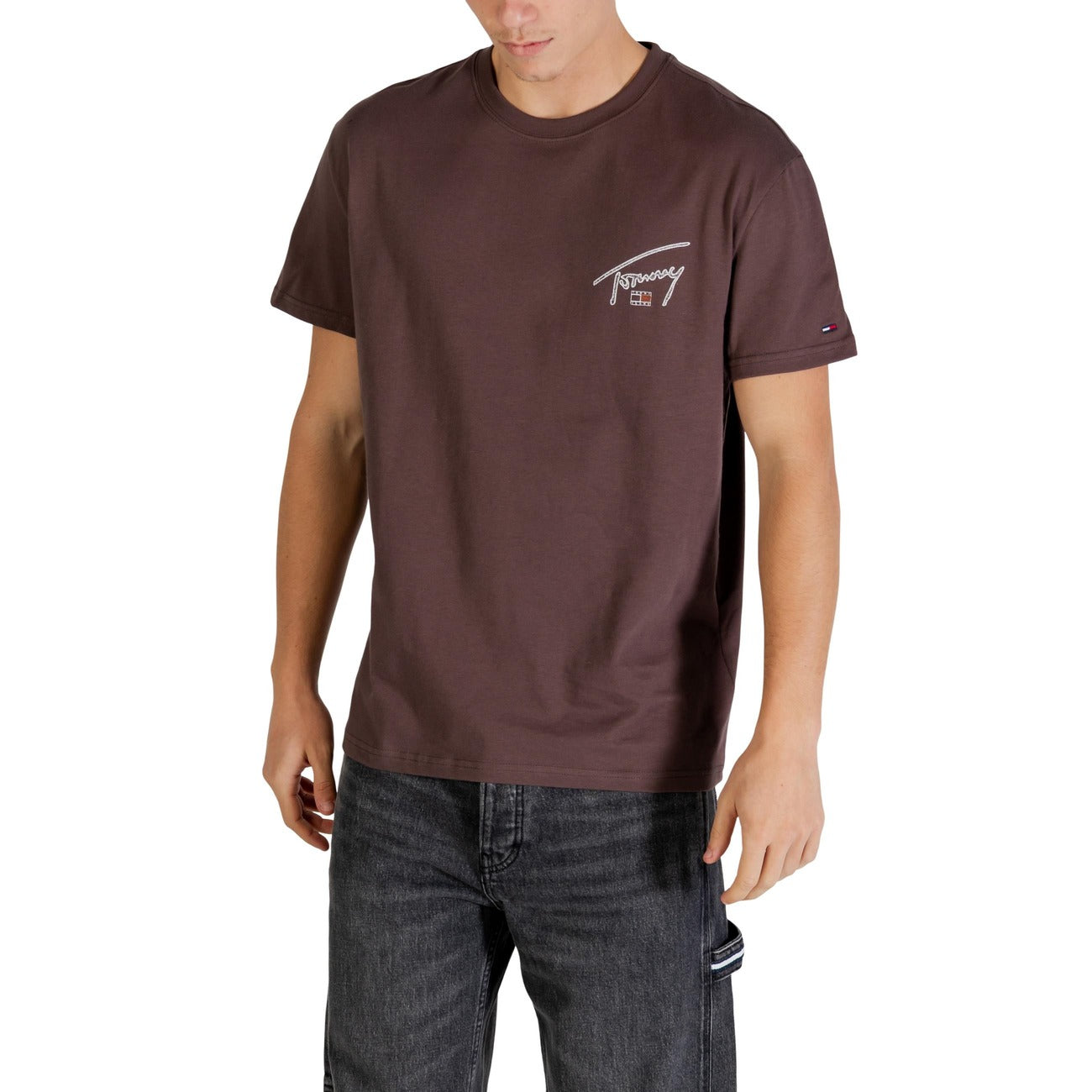 T-shirt Tommy Jeans Graffiti; 100% Cotone. Logo firma oversize sul retro, branding sul petto, vestibilità regular. T-shirt uomo fresca e traspirante dal design urban-art. Colore marrone vista frontale