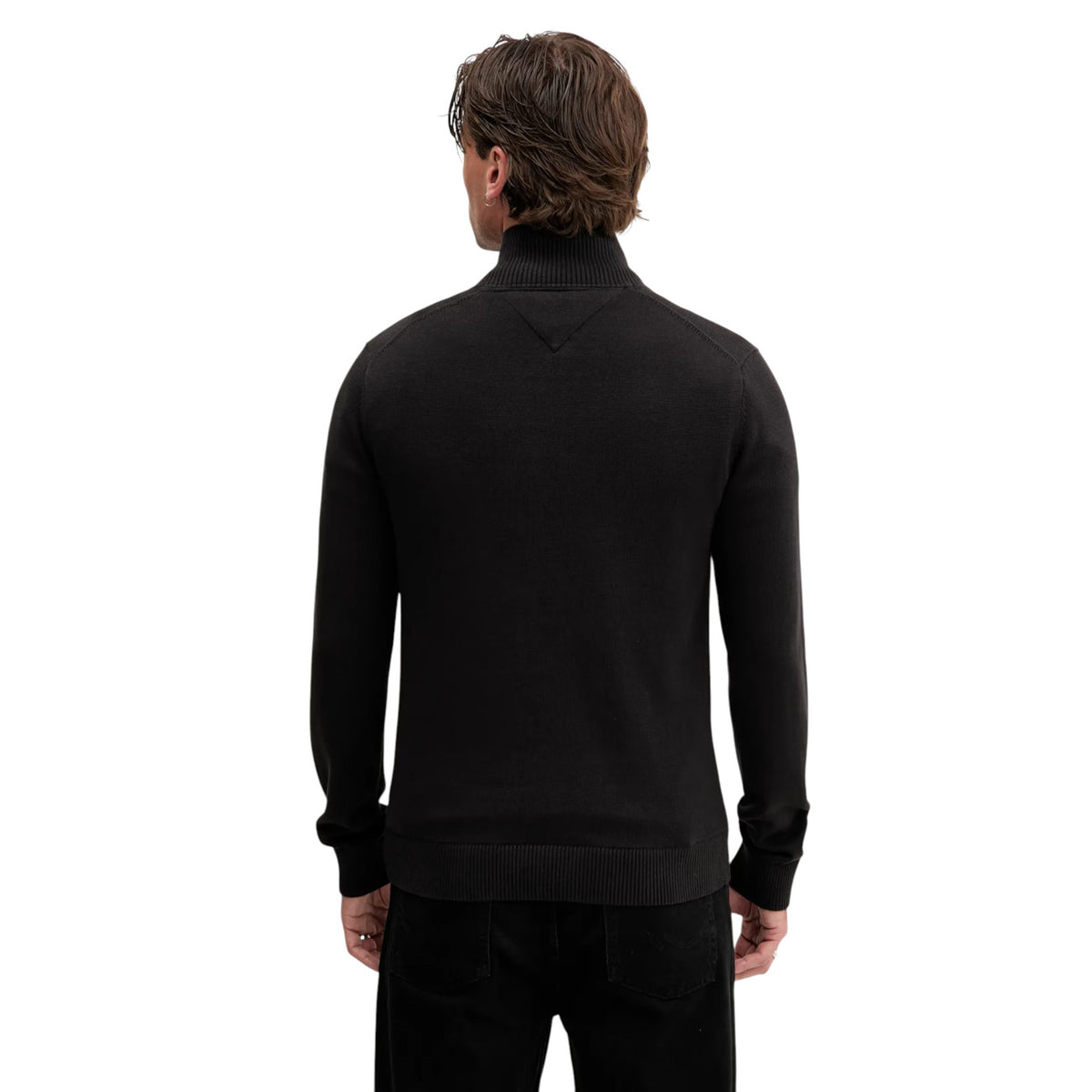 Maglia Mezza Zip Nera Uomo Tommy Hilfiger Jeans; 100% cotone organico ecosostenibile. Collo alto regolabile con cerniera, maniche lunghe e polsini a costine. Piccolo logo ricamato sul petto, stile casual mezza stagione. Vista posteriore