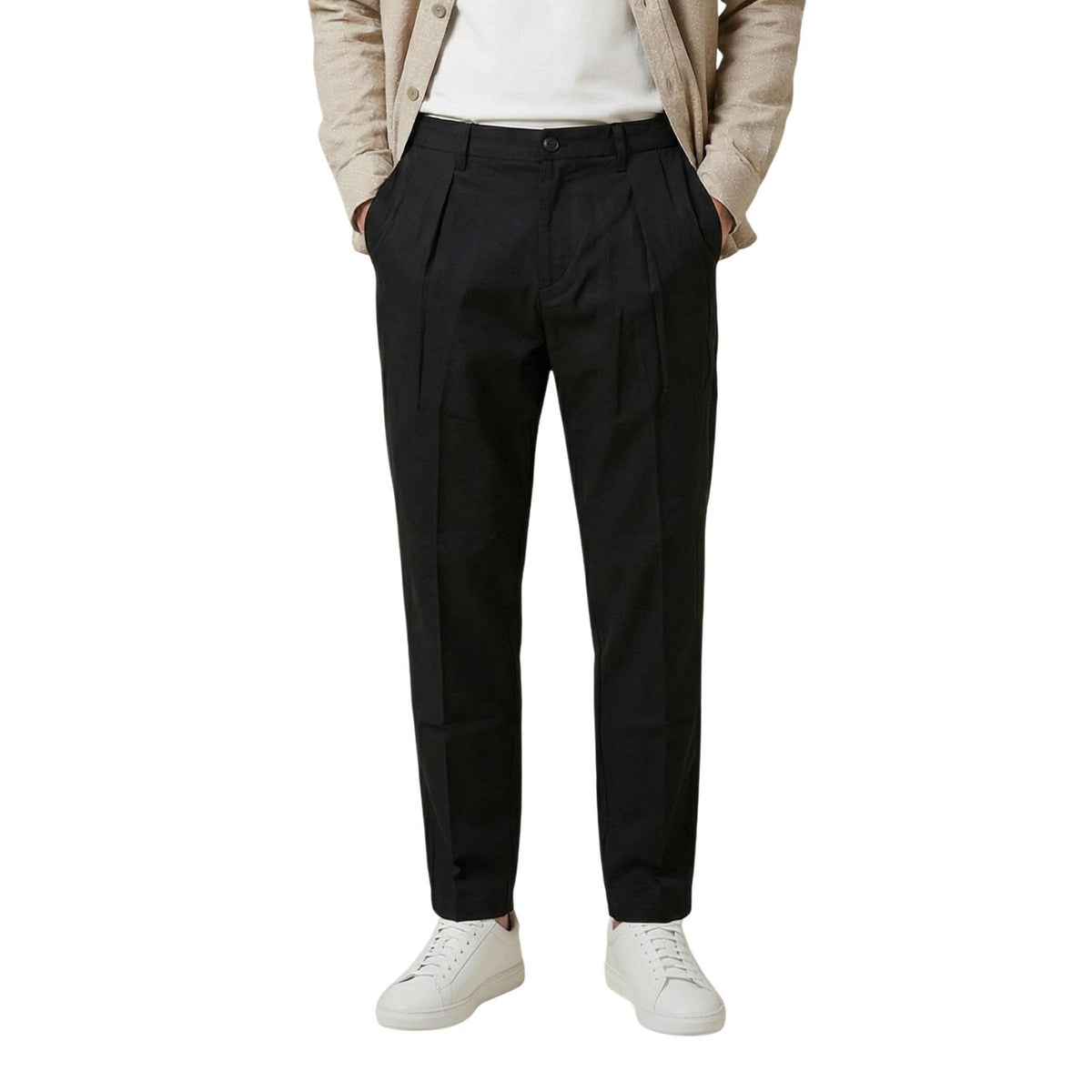 Pantaloni Gianni Lupo GL327R; 78% cotone, 18% viscosa, 4% elastene. Fit regular comfort con pince, tessuto stretch e traspirante. Pantalone chino evoluto, elegante e ultra-comodo per ogni stagione. Colore nero