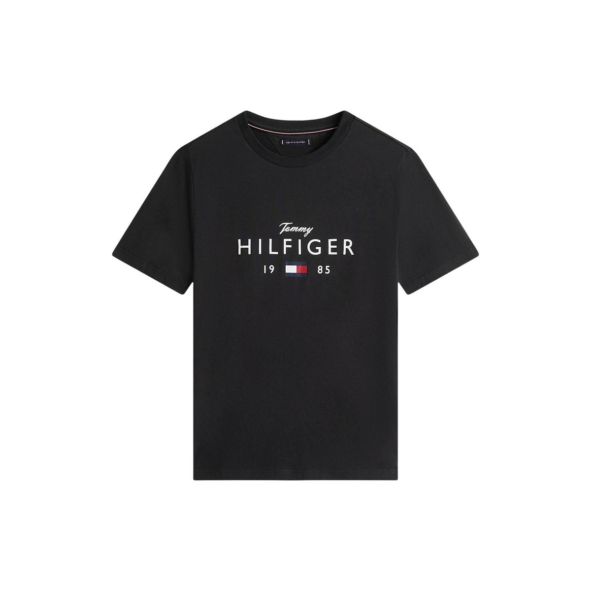 T-shirt Tommy Hilfiger Nera; 100% Cotone. Maxi logo frontale con Flag, maniche corte, vestibilità regular. Girocollo a costine, tessuto morbido e resistente, stile casual iconico. Vista stesa