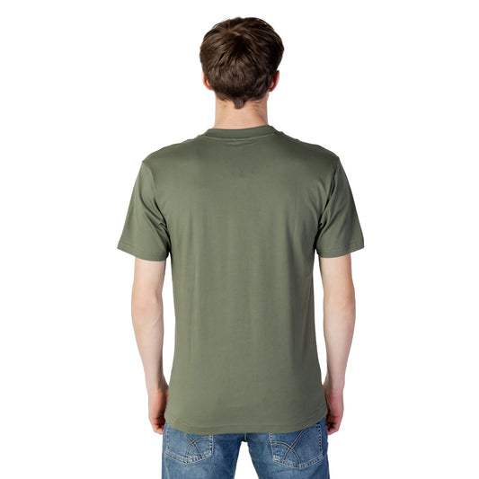 New Balance Pocket Tee MT31542; colore verde, 100% cotone, lavaggio 30°C. La t-shirt con taschino versatile per un look outdoor urbano. Vista posteriore