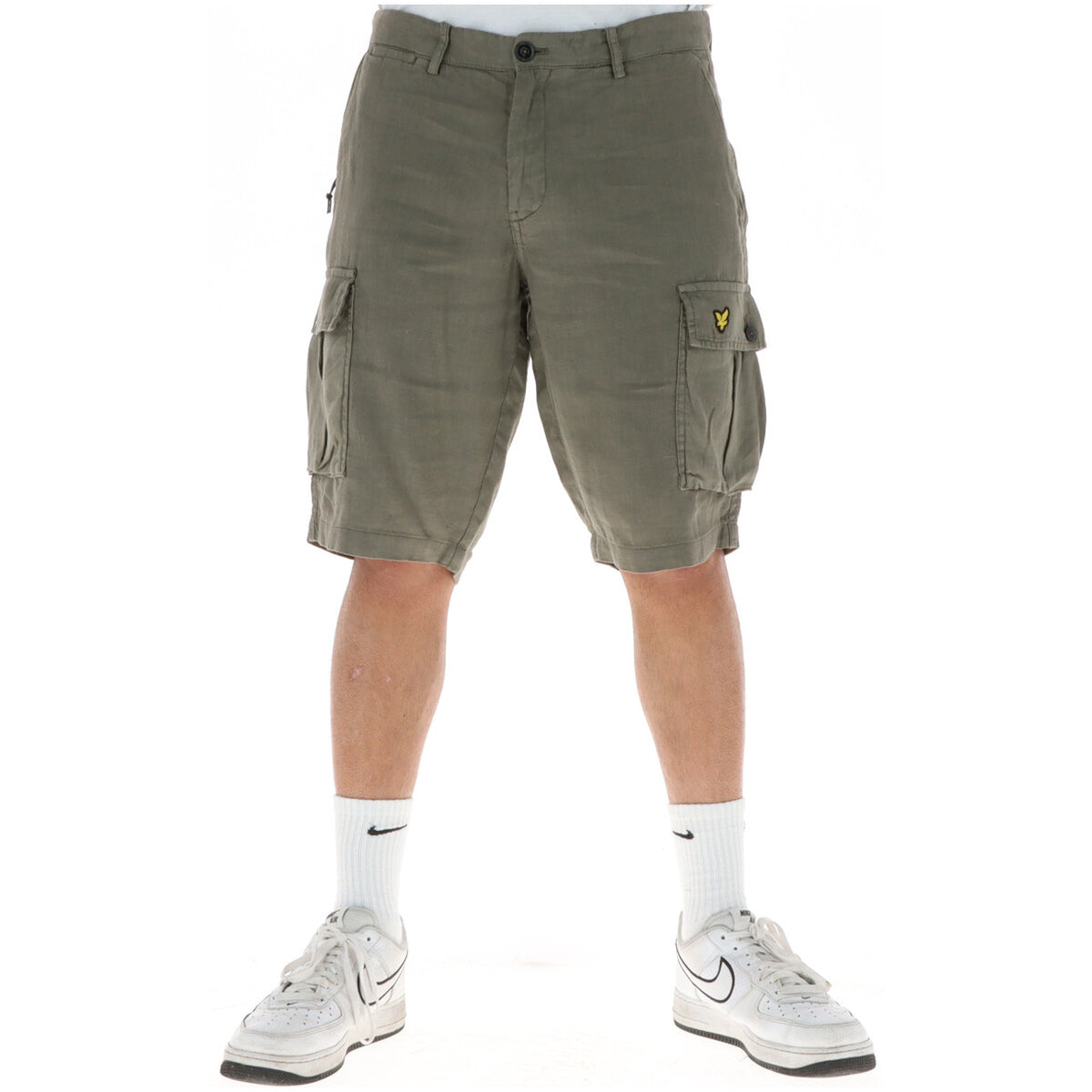 Bermuda Cargo Lyle & Scott 100% Lino; Tasconi laterali, chiusura zip e bottone, logo Golden Eagle. Tessuto naturale traspirante, vestibilità regular. Verde