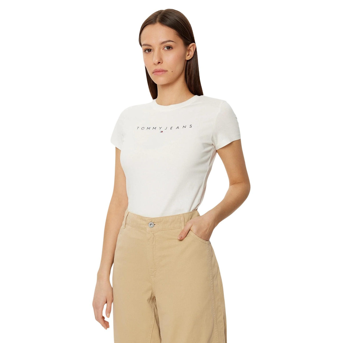 Tommy Jeans Slim Linear Tee; 70% cotone, 30% viscosa. T-shirt slim fit con logo stampato e scollo tondo. Il basic essenziale con finitura premium. Colore bianco . Vista frontale