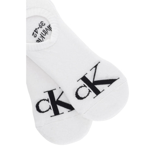 Pack 2 Paia Calzini Footie Calvin Klein Jeans; Bianco. 80% Cotone, 20% Fibre tecniche. Taglio High Cut anti-sfregamento, logo CK a contrasto, vestibilità stretch e traspirante.