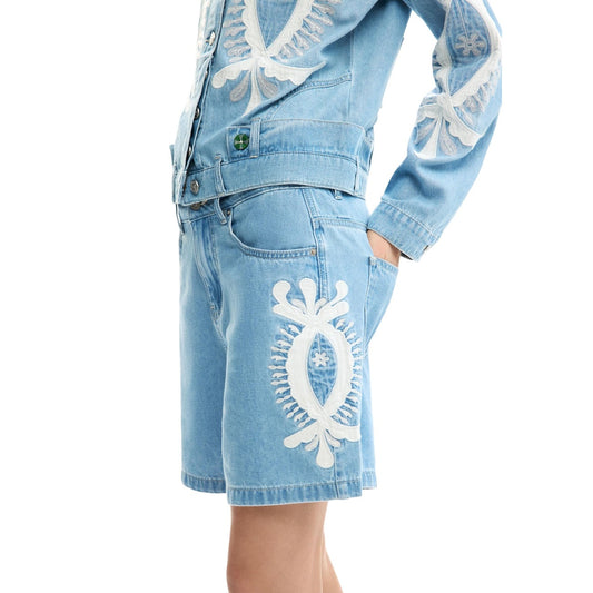 Shorts Denim Desigual Ricamati; 100% Cotone Sostenibile. Colore blu con dettagli multicolore, chiusura con zip e bottone, logo in rilievo. Fit regular, collezione SS26. Laterale