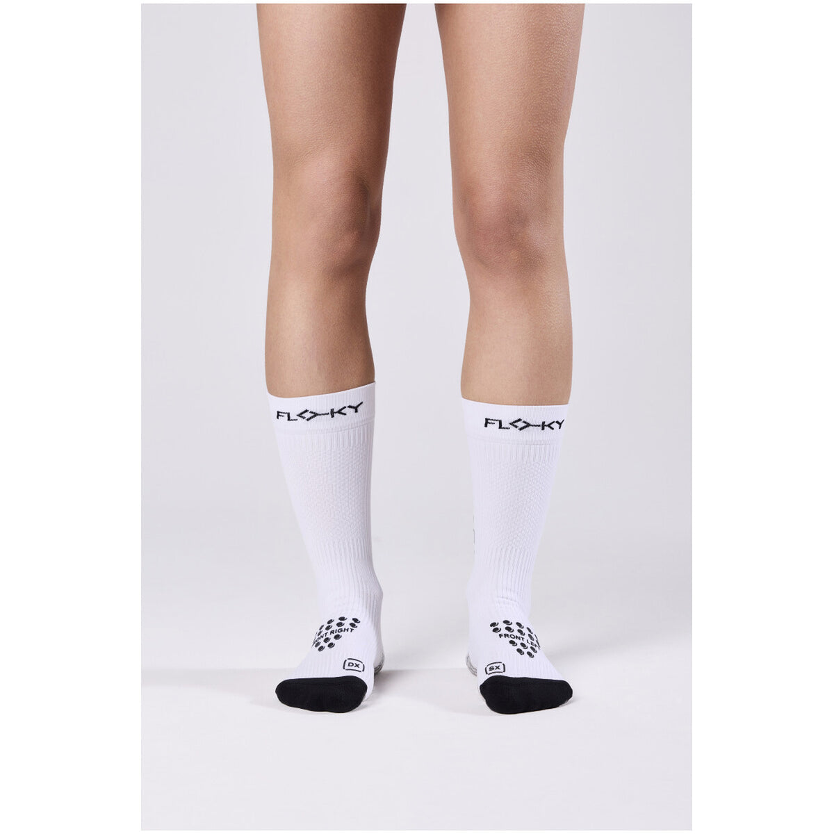 calze biomeccaniche Floky S-Mash, ideali per tennis e padel, progettate per proteggere il tendine d'Achille e offrire stabilità. Colore bianco vista frontale indossati
