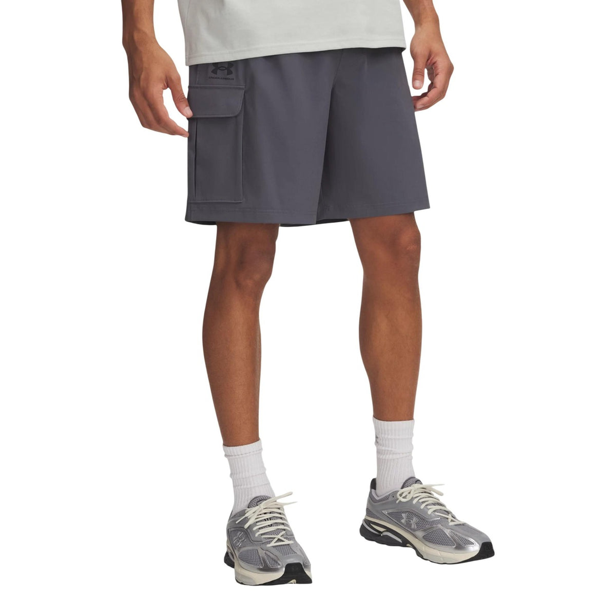 Pantaloncini Under Armour sportivi VIBE WOVEN uomo grigi con tasche anteriori posteriori laterali 87% poliestere 13% elastan - vista frontale indossati da modello