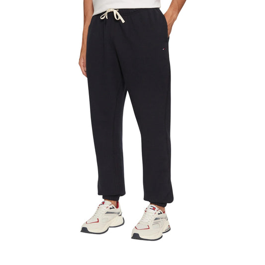 Pantaloni tuta Tommy Hilfiger Essential Fleece SWE blu navy uomo. Joggers sportivi in cotone felpato manopesca con coulisse a contrasto, fondo con elastico alle caviglie e logo ricamato, abbigliamento casual autunno inverno.
