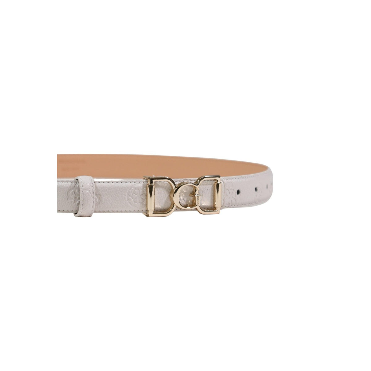 Cintura Guess Anise Peony; texture logata, metalleria dorata, altezza 2,5 cm. Il dettaglio iconico e raffinato per valorizzare la silhouette. Colore beige chiaro vista frontale Dettaglio logo fibbia