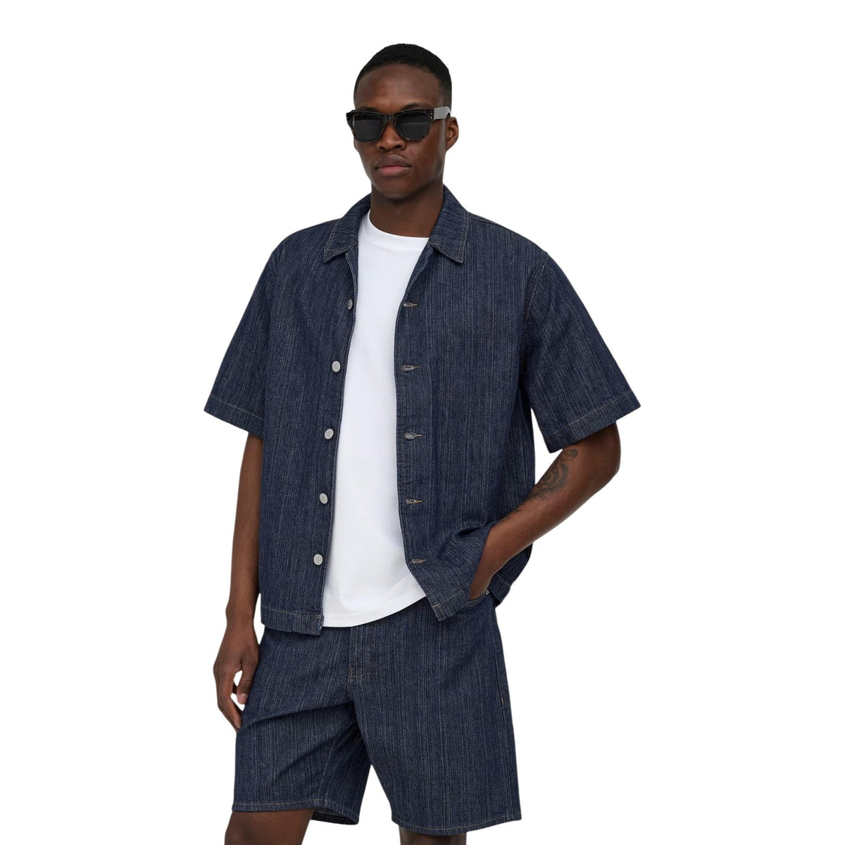 Camicia Manica Corta Only & Sons; Blu Effetto Denim. 100% Cotone leggero, Relaxed Fit, chiusura a bottoni. Cuciture a contrasto, stile casual contemporaneo, traspirabilità superiore. Vista frontale