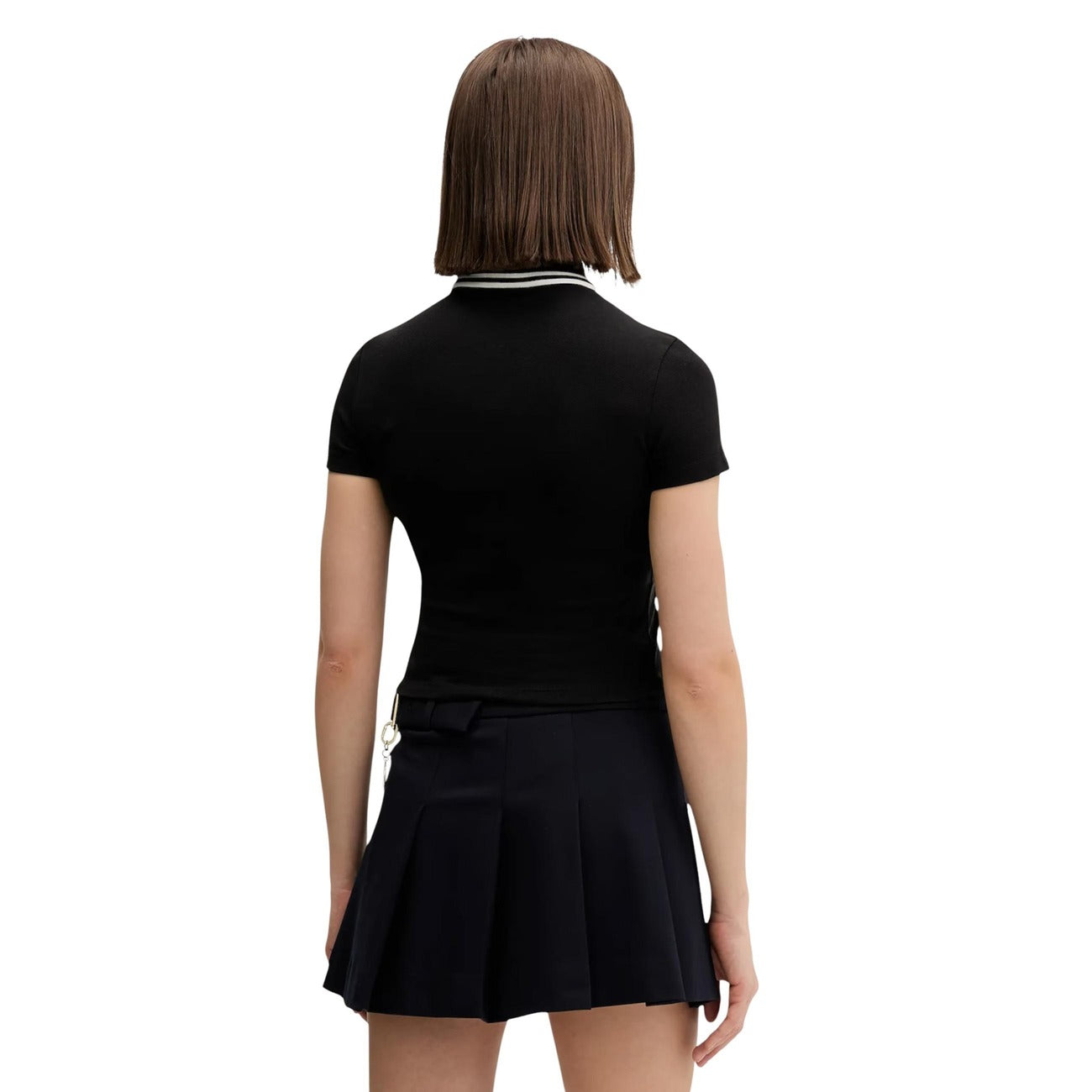 T-shirt polo Tommy Jeans; 98% cotone rigenerato, 2% elastam. Colletto con bottoni, logo ricamato, taglio slim. Stile iconico e green. Vista posteriore