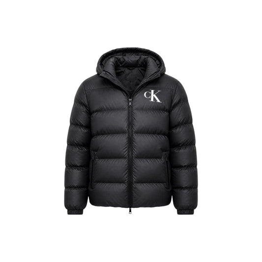 Piumino Calvin Klein uomo nero LV04RG513G. Giambotto pesante invernale in ecopiuma e nylon riciclato con logo CK, cappuccio, tasche con cerniera e vestibilità regolare normal fit.