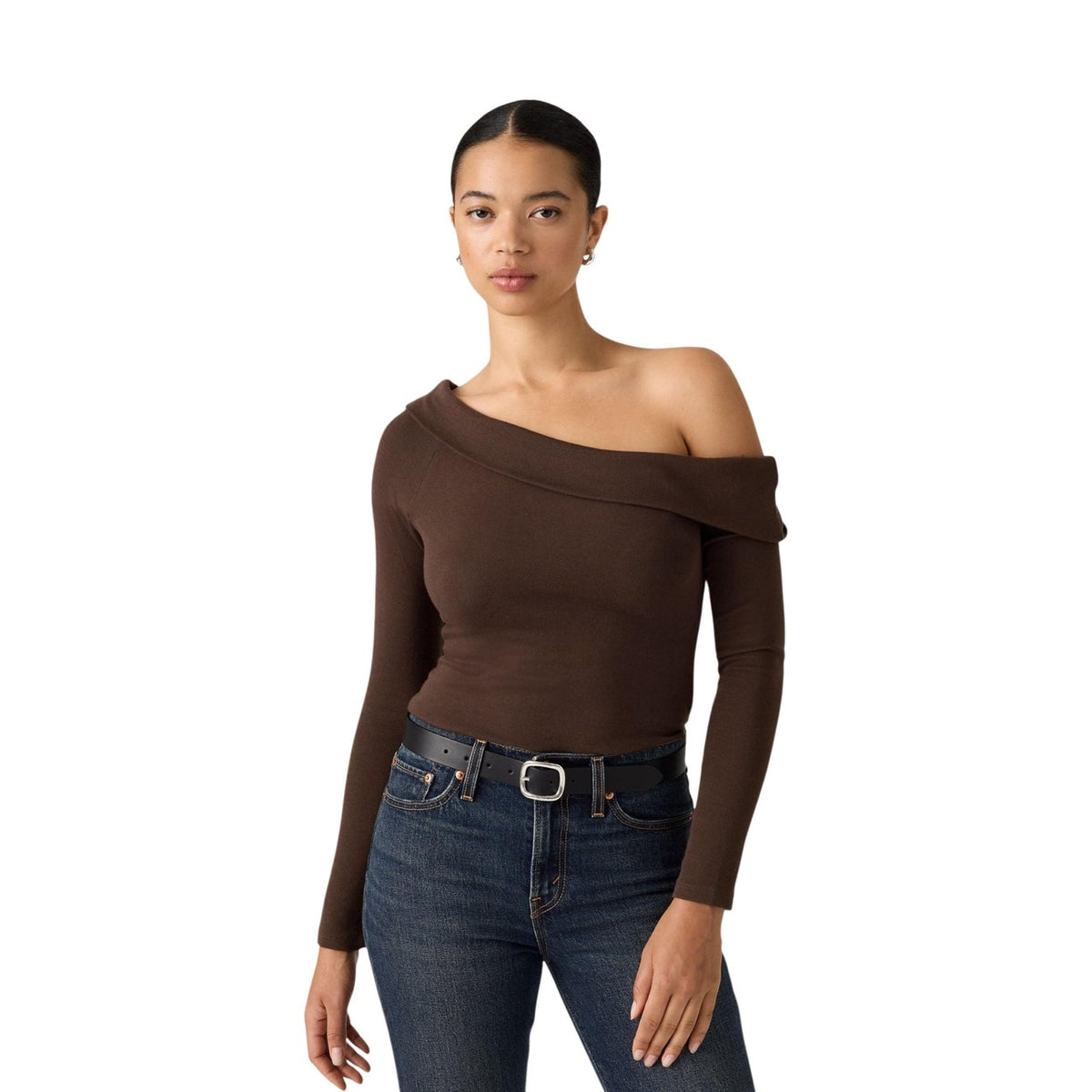 T-shirt marrone maniche lunghe donna Levi's Clara 008ST-0000. Top aderente con scollo a spalle scoperte off-shoulder in maglia elasticizzata a coste.