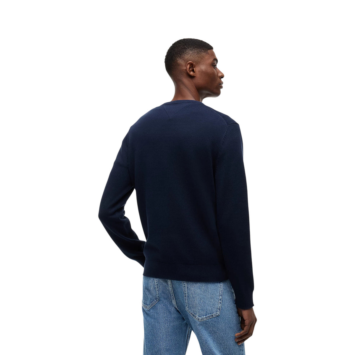 Maglione Girocollo Blu Navy Uomo Tommy Hilfiger Jeans; 100% cotone rigenerato ecosostenibile. Tessuto a maglia fine con maniche lunghe e polsini a costine. Piccolo logo ricamato sul petto, modello pull-on mezza stagione. Vista posteriore